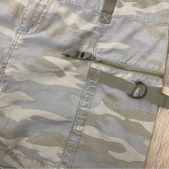 DKNY Camo Cargo skirt Womens size 14 - Picture 3 of 7